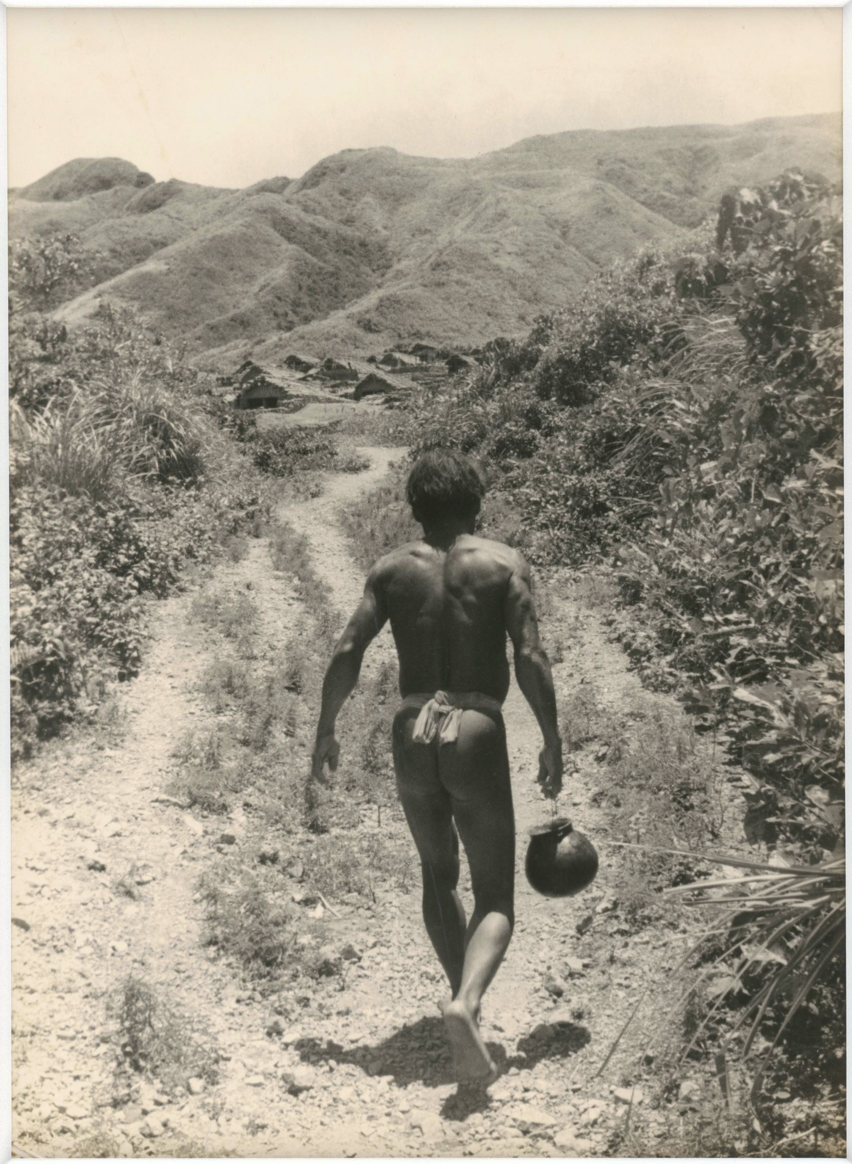 Photographer Zhang Cai's work "Yamei (Tawu) Men Fetching Water" taken by the Tawu people of Lanyu from 1945 to 1955 is in the collection of the National Photography and Culture Center.