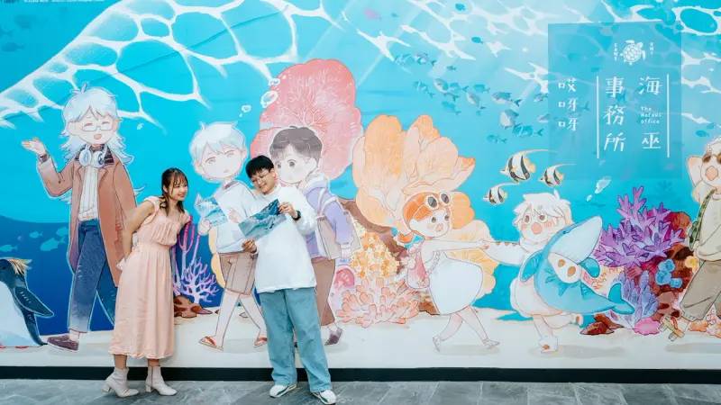 Pingtung National Museum of Marine Biology and Aquarium's new exhibition 'Wanderers Under the Waves' will be held from June 29 to October 13. The newly constructed 'Blue Whale Tunnel' is a major attraction, with a 12-meter-long giant comic wall created in collaboration with 'Sea Witch Office' being a highlight. (Photo / Retrieved from Pingtung National Museum of Marine Biology and Aquarium)