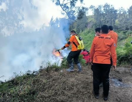 Tim BPBD Jatim berupaya memadamkan api di penanjakan Gunung Bromo.