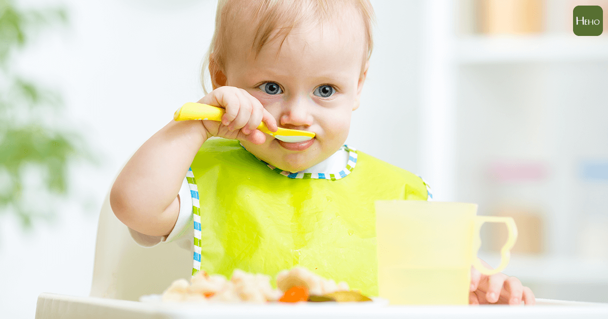 Around 4-6 months, based on the baby's developmental status, they can start trying complementary foods (Photo / Courtesy of Heho Parenting).