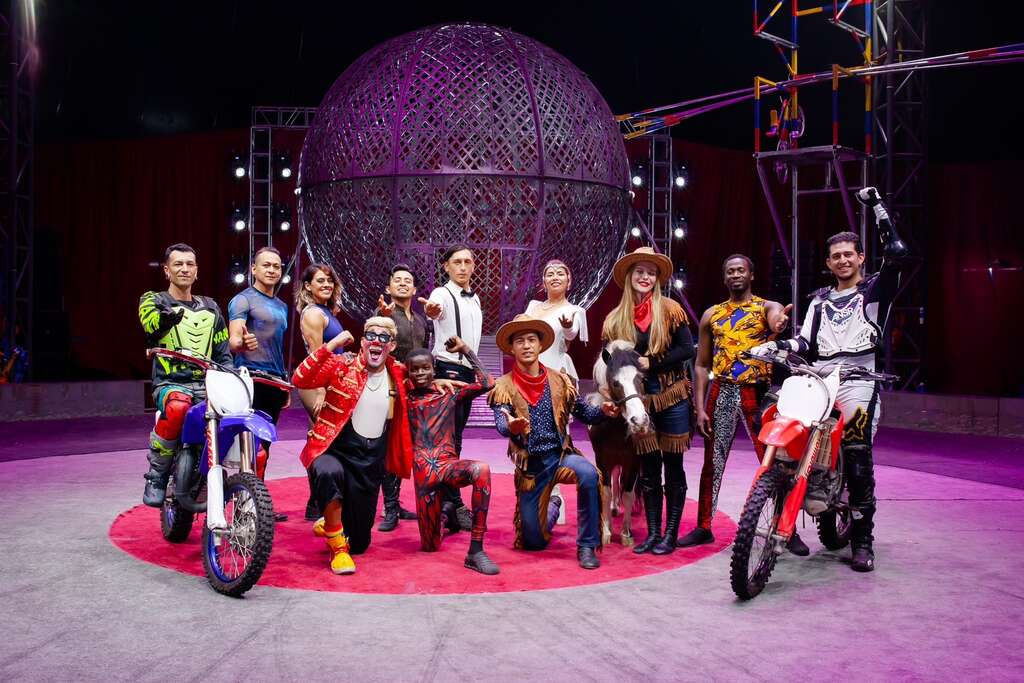 The 'Railway Travel: American Crazy Horse Dream Circus' performance team. (Photo / Courtesy of Taichung City Government Tourism Bureau)