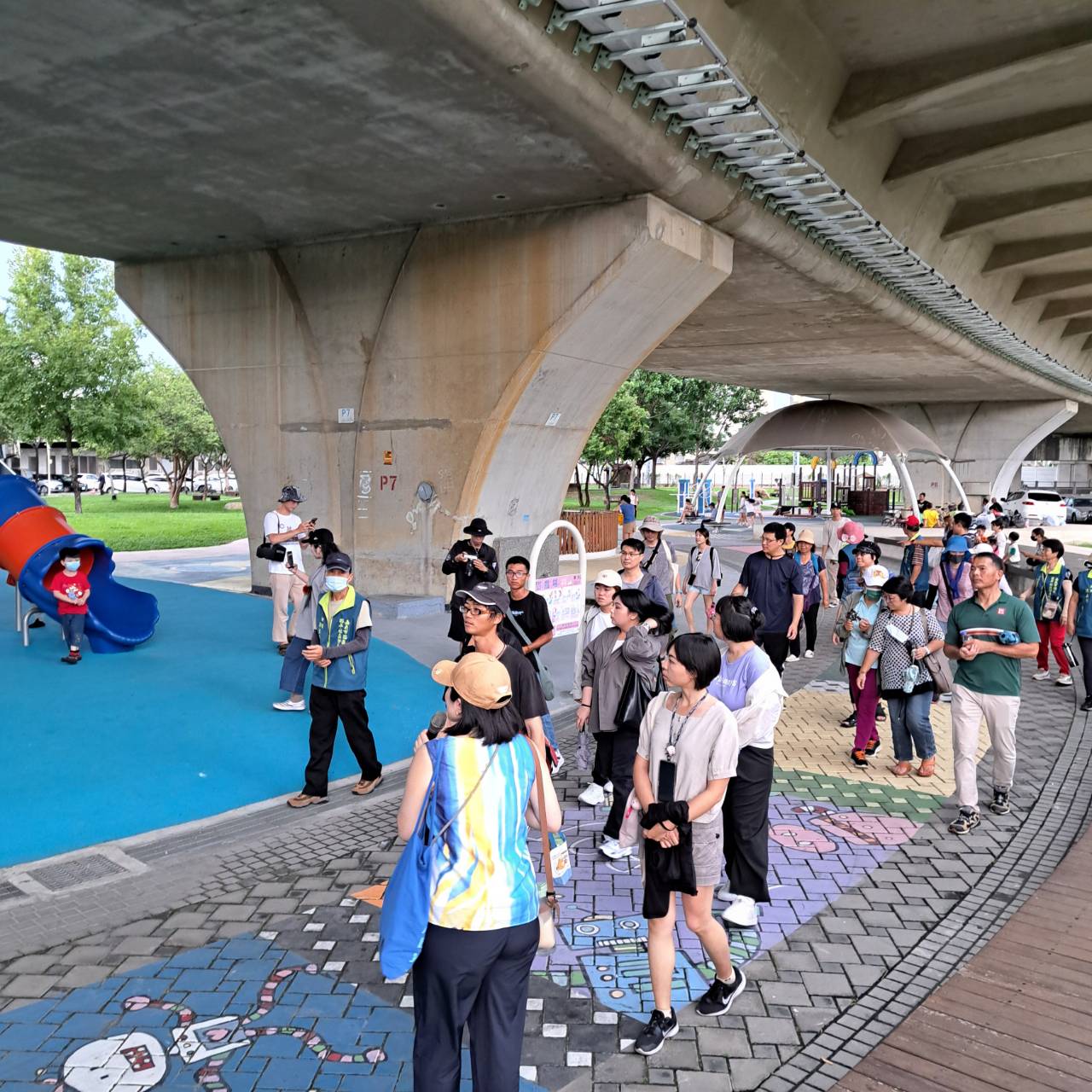 The city government recently held the first walking tour event at the Vision Hall. A total of 32 participants, ranging from teenagers to seniors, took part. (Photo / Reprinted from Chiayi City Government)