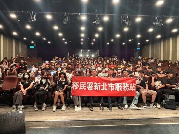 新北市服務站主任林財榮（左五）率隊前往法令宣導（圖／翻攝自移民署網站）