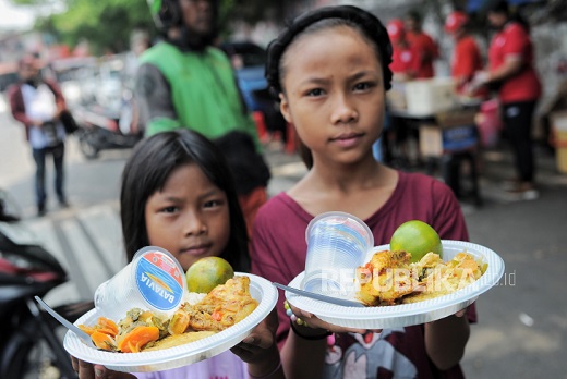 Anak menunjukan menu makan siang gratis yang dibagikan Yayasan Damaris Pancasila Indonesia di kawasan Kemayoran, Jakarta, (ilustrasi).