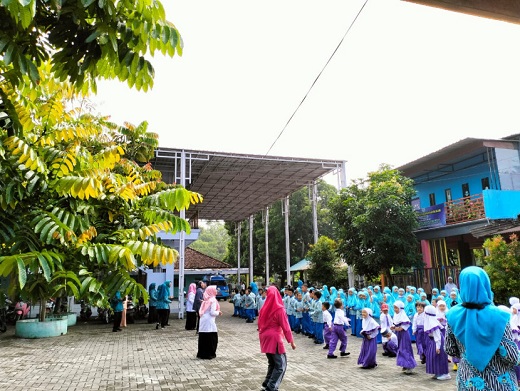 SMPN 60 Bandung, yang terletak di salah satu kota besar, telah berdiri selama 6 tahun namun hingga kini masih belum memiliki gedung sekolah sendiri.