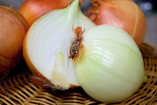 Bawang bombai. McDonalds mengonfirmasi wabah keracunan makanan akibat paparan E coli yang mematikan di beberapa negara bagian AS berasal dari bawang bombai yang dipasok oleh perusahaan Taylor Farms.