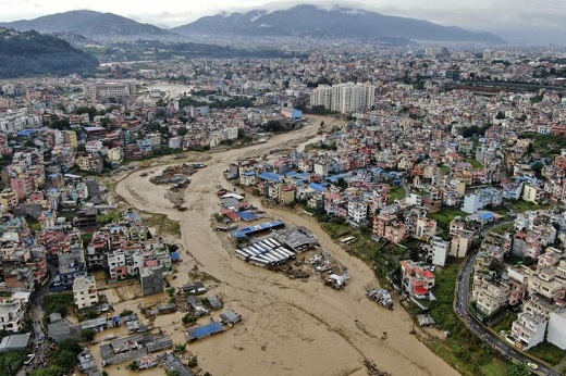 Sungai Bagmati terlihat banjir akibat hujan lebat di Kathmandu, Nepal, Sabtu, 28 September 2024.