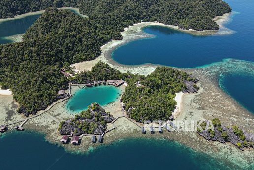 Foto udara salah satu spot wisata di Desa Wisata Labengki, Kabupaten Konawe Utara, Sulawesi Tenggara, Jumat (11/10/2024).