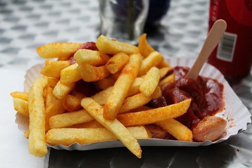 Makanan cepat saji atau junk food. Menurut penelitian, mengonsumsi makanan cepat saji berkalori tinggi, bergula, dan berlemak dapat mengubah fungsi dan perilaku otak.