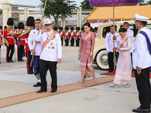 พระบรมรูปของพระบาทสมเด็จพระเจ้าอยู่หัวประดิษฐานอยู่ ณ ลานพระราชวังดุสิตในกรุงเทพฯ