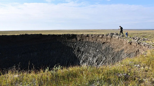 Các nhà khoa học khảo sát miệng hố khổng lồ xuất hiện ở bán đảo Yamal, Siberia vào tháng 8-2020 - Ảnh: Evgeny Chuvilin