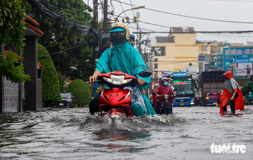 Ngập nặng ở đường Đỗ Xuân Hợp (TP Thủ Đức), có đoạn ngập cả mét, xe máy, ô tô, xe buýt đều "chôn bánh" - Ảnh: CHÂU TUẤN