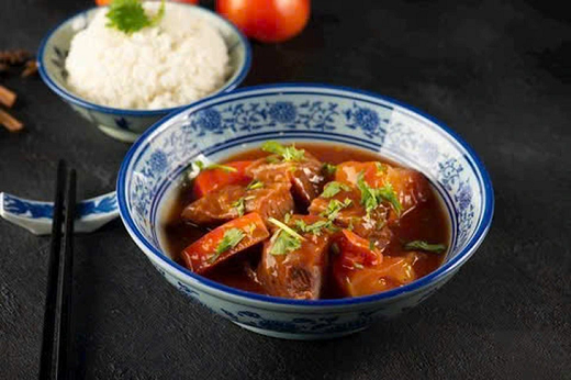 Món bò kho với màu sắc lẫn hương vị đặc trưng của Việt Nam - Ảnh: Taste Atlas