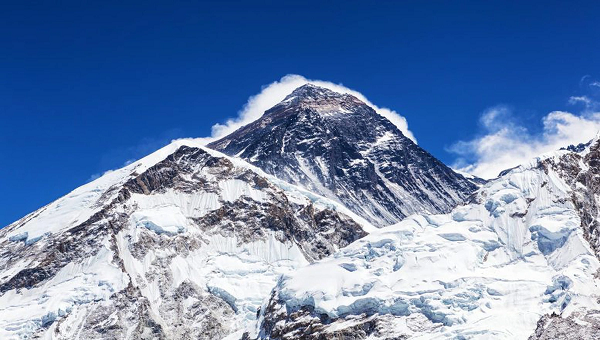 'Nóc nhà thế giới' Everest đang cao thêm mỗi năm - Ảnh: scitechdaily.com