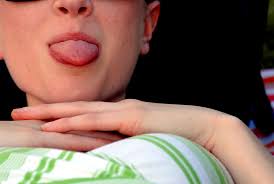Salah satu alat indera manusia adalah lidah, dengan lidah kita dapat membedakan rasa pahit, manis, asin, serta masam. Lidah merupakan indera pengecap yang terdiri dari kumpulan otot rangka pada bagian lantai mulut yang dapat mencerna makanan. Rangsang yang diterima indera pengecap (lidah) adalah larutan zat berasa.／ Flickr