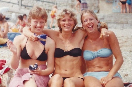 Three sisters posed for a photo on a beach in the 1980s. Over 40 years later they recreated it