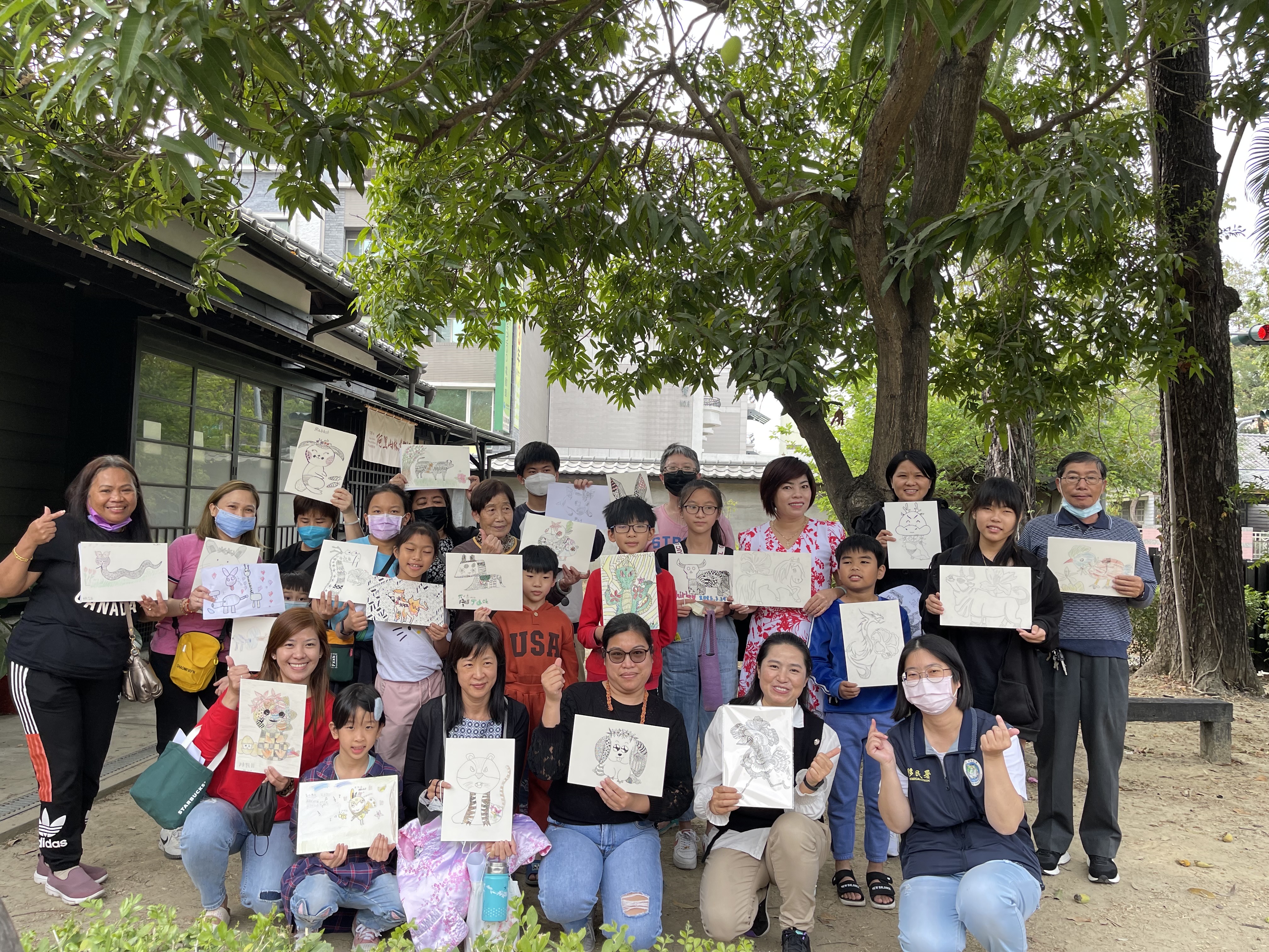 Participating new immigrant families with their works and the lecturer(申婷頡) (second from right in the front row) Photo provided by NIA Chiayi City Service Center