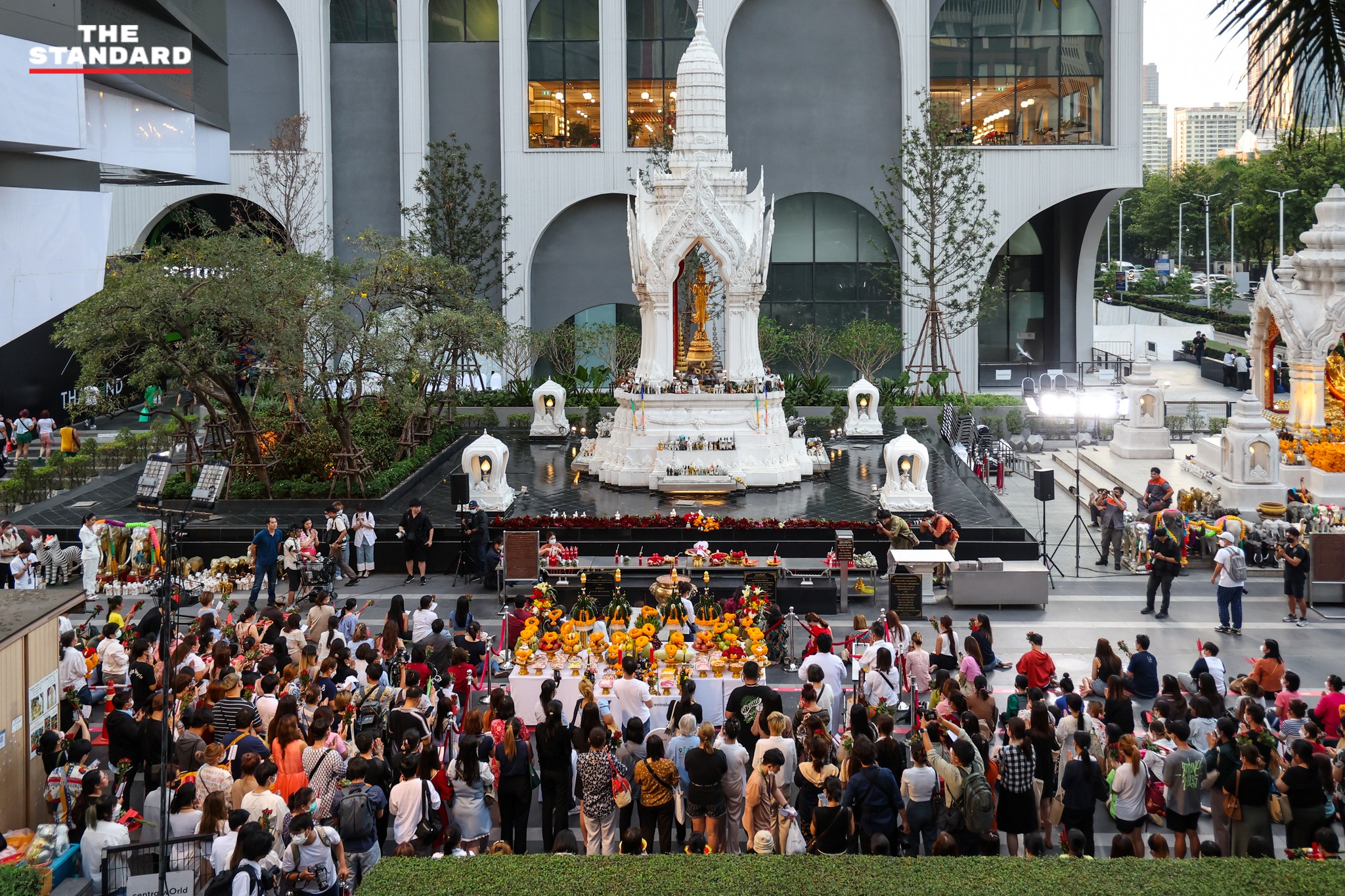 พิธีบวงสรวงที่หน้าลานเซ็นทรัลเวิลด์ ภาพ／นำมาจาก The Standard