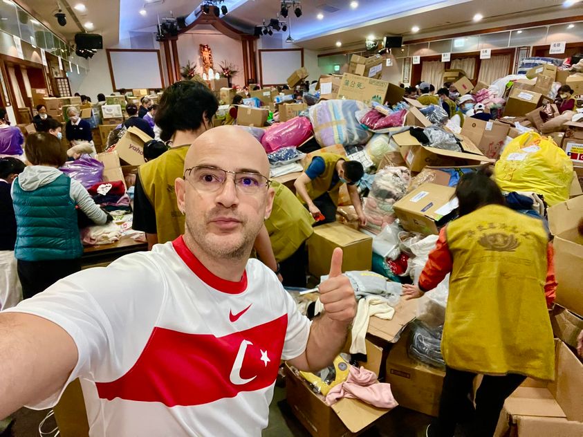 Nhìn thấy hàng nghìn thùng vật tư của người dân Đài Loan gửi cho Thổ Nhĩ Kỳ, anh Wufeng vô cùng cảm động nói: “tôi phải gửi bức ảnh này cho truyền thông ở quê nhà”. (Ảnh: Lấy từ Youtube nhân vật)