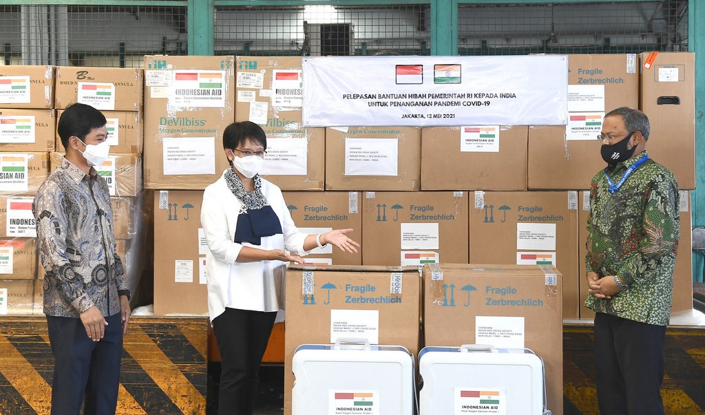 印尼捐贈「製氧機、氧氣鋼瓶」助印度對抗疫情。 圖／印尼外交部提供