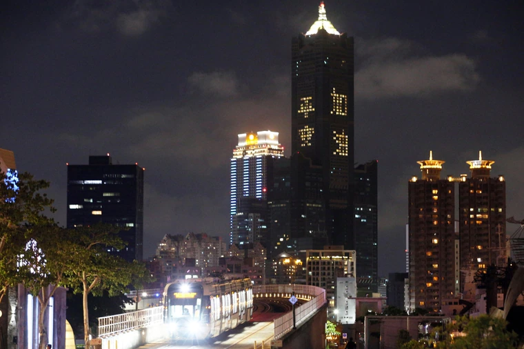 Cầu mong dịch bệnh sớm qua đi, tòa nhà 85 Sky Tower – Cao Hùng và khách sạn Viên Sơn – Đài Bắc cùng thắp sáng hai chữ “Bình An”. (Nguồn ảnh:《蘋果日報》)