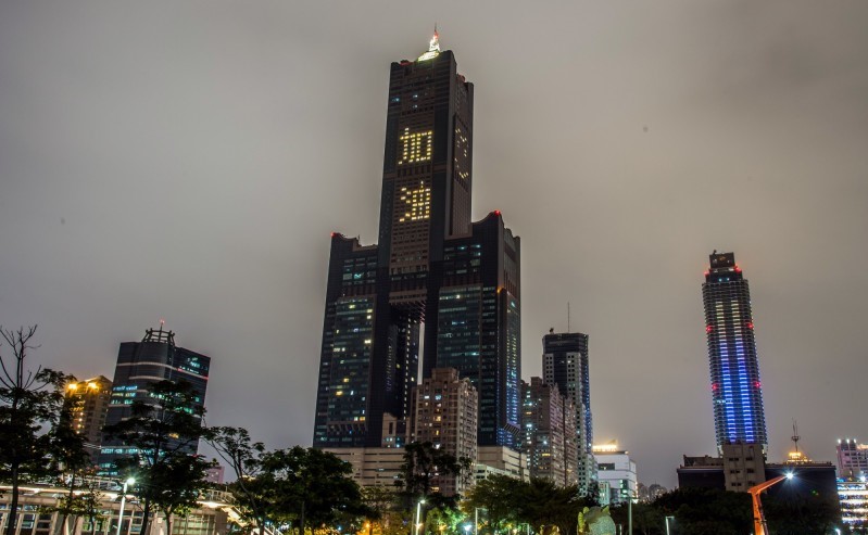 Cầu mong dịch bệnh sớm qua đi, tòa nhà 85 Sky Tower – Cao Hùng và khách sạn Viên Sơn – Đài Bắc cùng thắp sáng hai chữ “Bình An”. (Nguồn ảnh:《自由時報》)