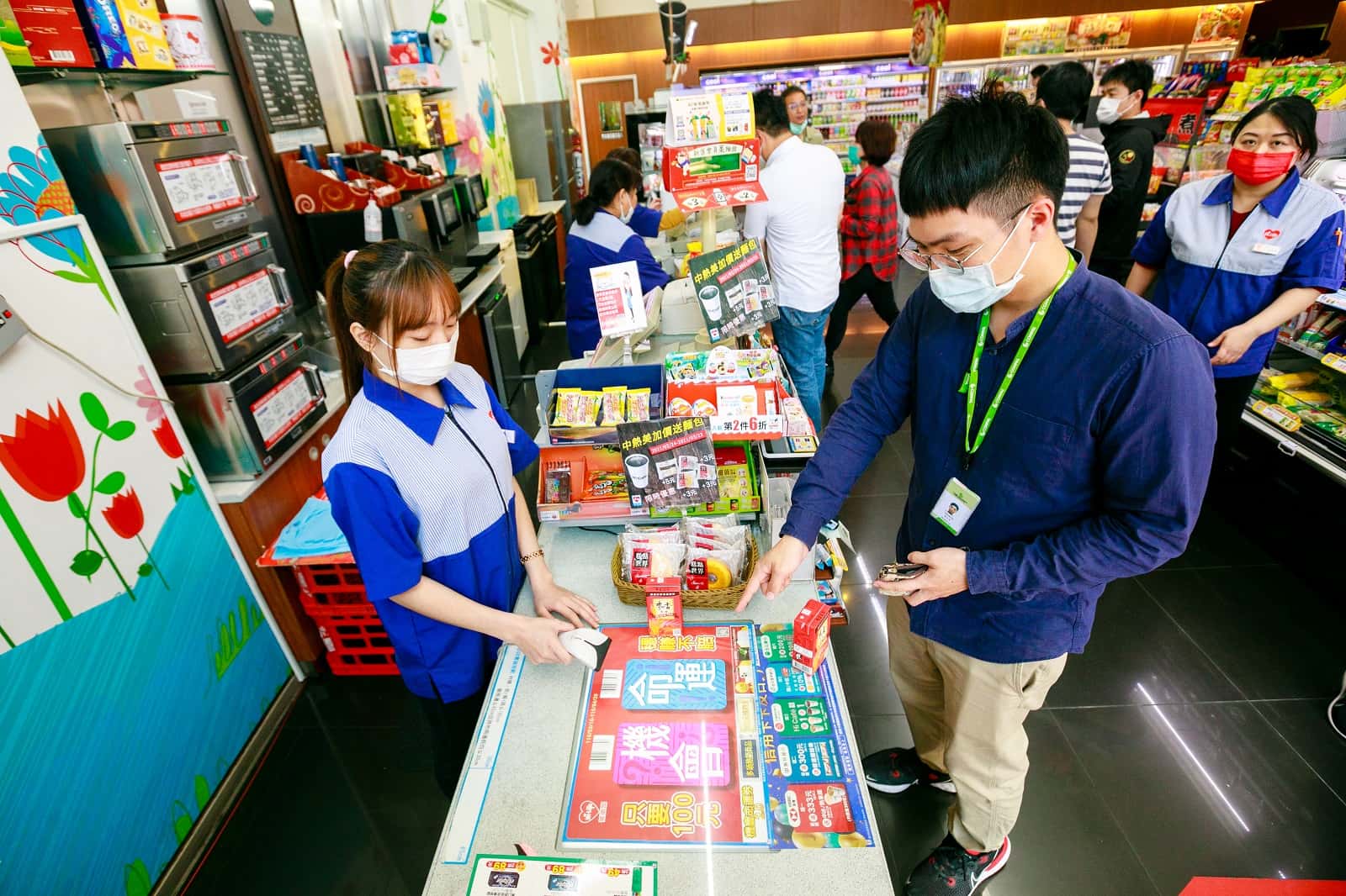 Cảnh báo dịch cấp độ 3, các cửa hàng đồ ăn nhanh và siêu thị tiện lợi trên toàn Đài Loan đồng loạt đưa ra các biện pháp phối hợp phòng dịch. (Nguồn ảnh: Hi-Life )
