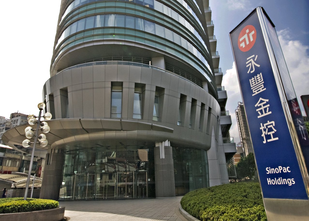 Bank Menurunkan Biaya Pengiriman Uang, Pekerja Migran Terharu. Gambar/ Bank SinoPac