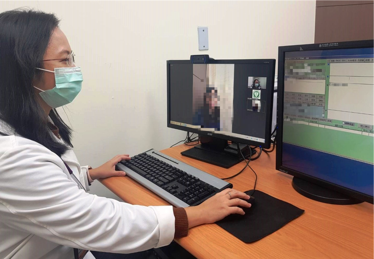 Hơn bốn nghìn cơ sở y tế của Đài Loan cung cấp dịch vụ khám chữa bệnh từ xa qua video trong mùa dịch. (Nguồn ảnh:《聯合新聞網》)