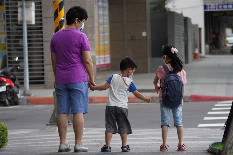 Từ ngày 15/6 mỗi một trẻ em từ bậc tiểu học trở xuống sẽ được chính phủ Đài Loan trợ cấp phòng dịch 10.000 Đài tệ. (Nguồn ảnh:《中央社》)