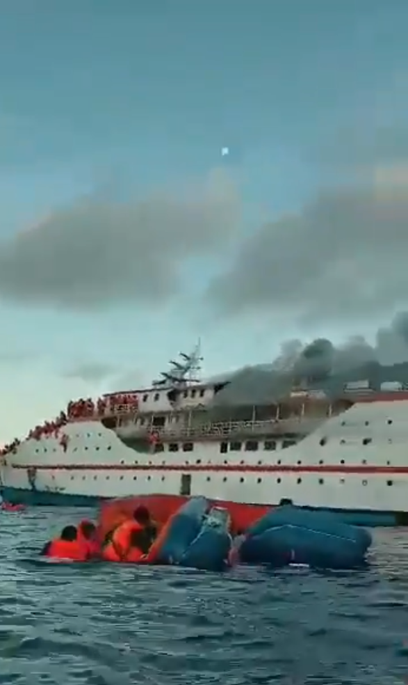 May mắn thay, không có ai thiệt mạng trong vụ việc, vì tất cả 181 hành khách, bao gồm 22 trẻ em và 14 thành viên thủy thủ đoàn đã được cứu và sơ tán đến một hòn đảo gần đó. (Nguồn ảnh: Twitter Txt dari Shaf Belakang）