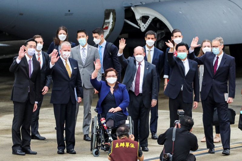 美國3參議員搭「運輸機」訪台，捐75萬劑疫苗。 圖／外交部提供