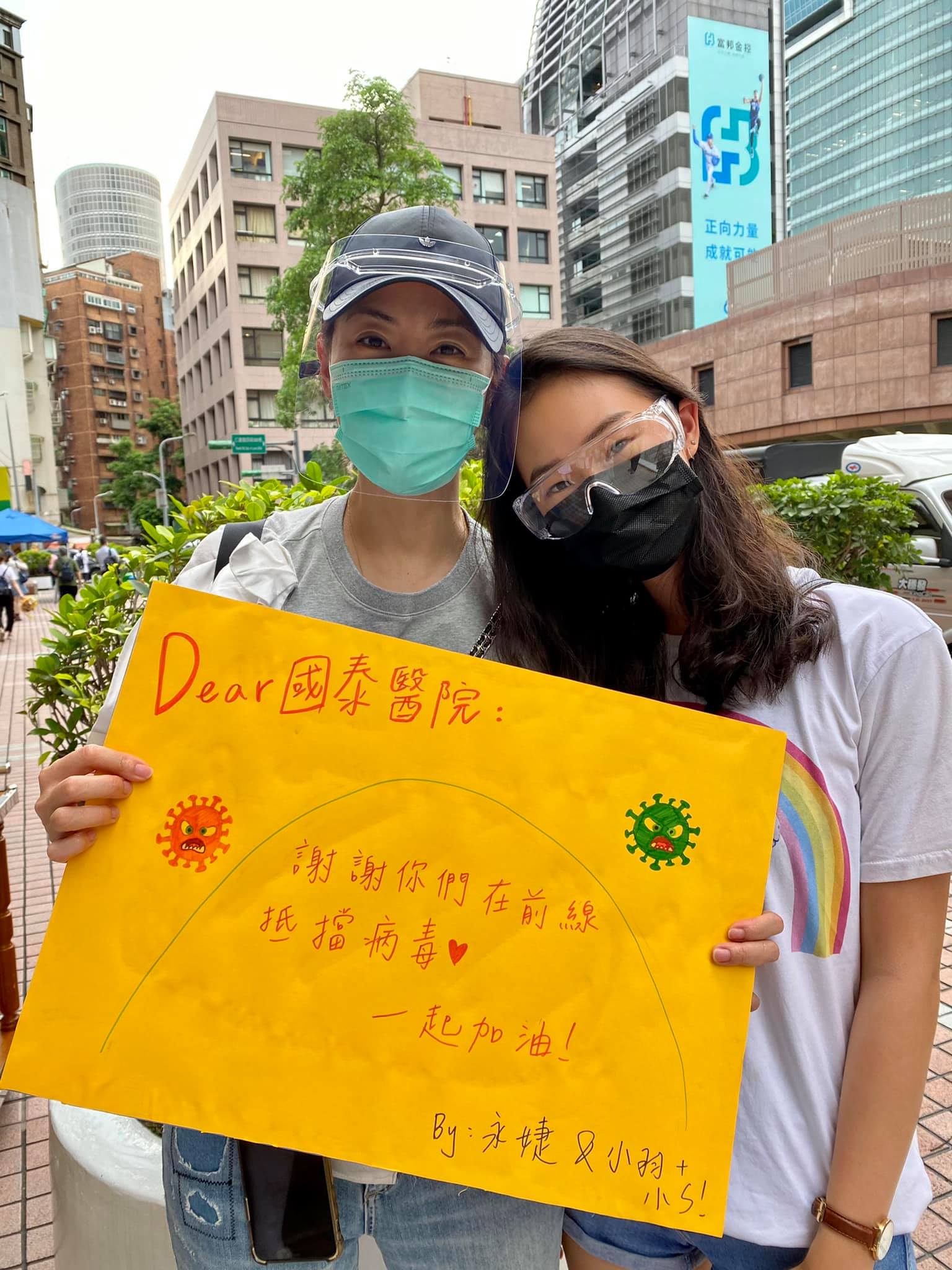 Cô con gái thứ hai của nữ nghệ sĩ Janet Jia (賈永婕) là Tiểu Vũ (小羽SandraWang) (bên phải), là người điều phối hiệu quả nhất trong hoạt động tặng cơm hộp tình nghĩa lần này. (Nguồn ảnh: fanpage Facebook 賈永婕的跑跳人生 臉書粉絲團)