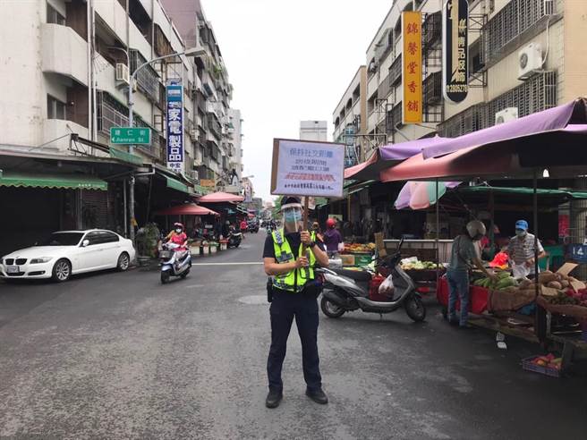Traditional markets customers must comply with the relevant safety measures. (Photo / Provided by the Third Precinct, Taichung City Police Department)