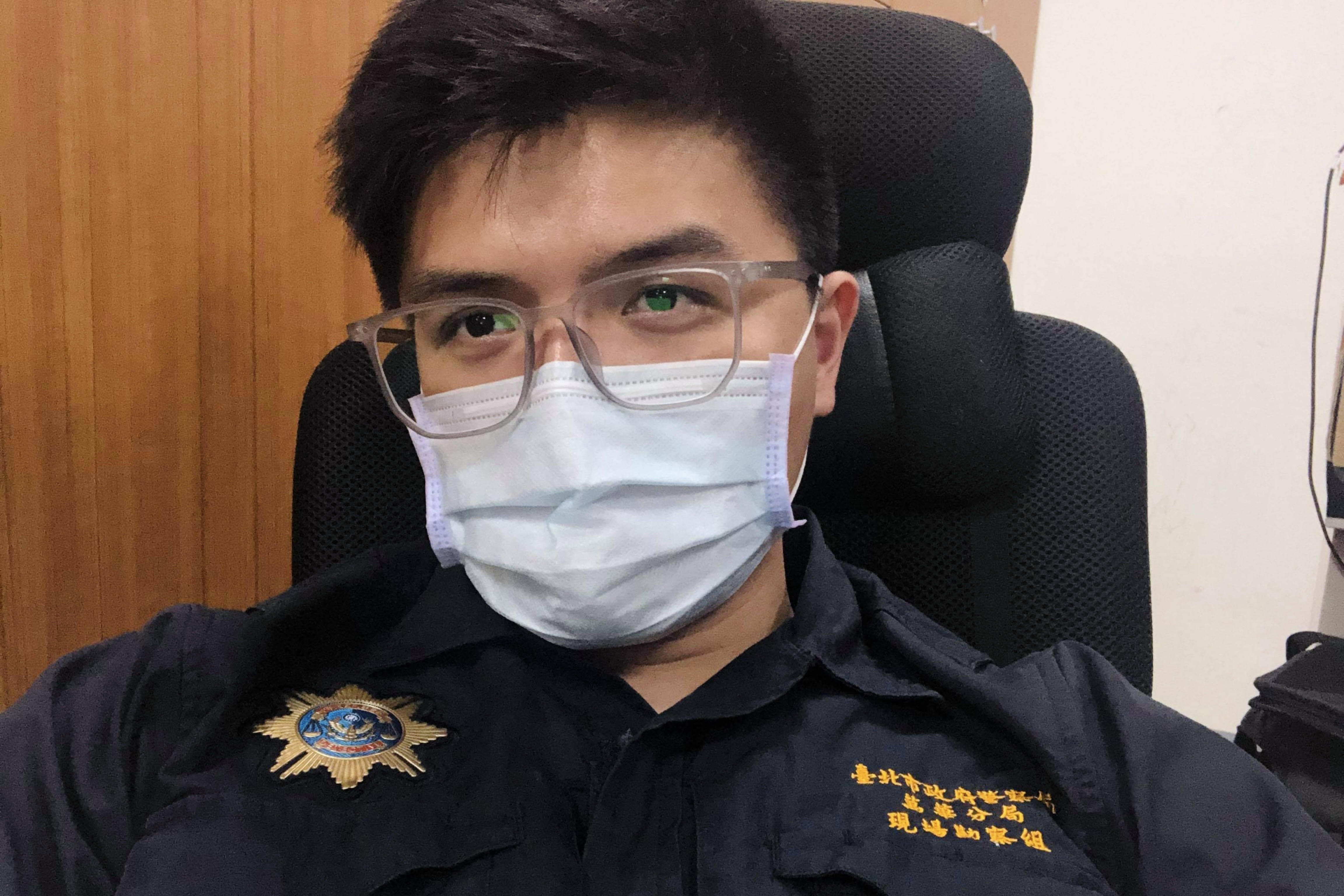 Detektif Yang Weicheng yang telah sepenuh tenaga dan hati berjuang melawan pandemi, melihat karir kepolisian sebagai pekerjaannya seumur hidup. Sumber: Kantor Kepolisian Cabang Wanhua Taipei 
