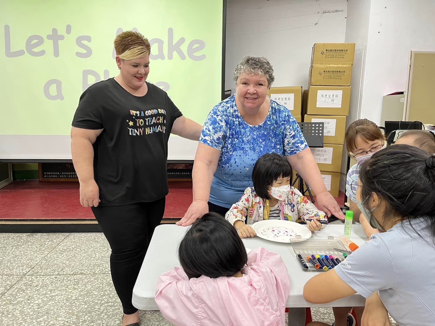 NIA Yilan Service Center invites new South African immigrant to the storytelling activity for children.  Photo provided by NIA