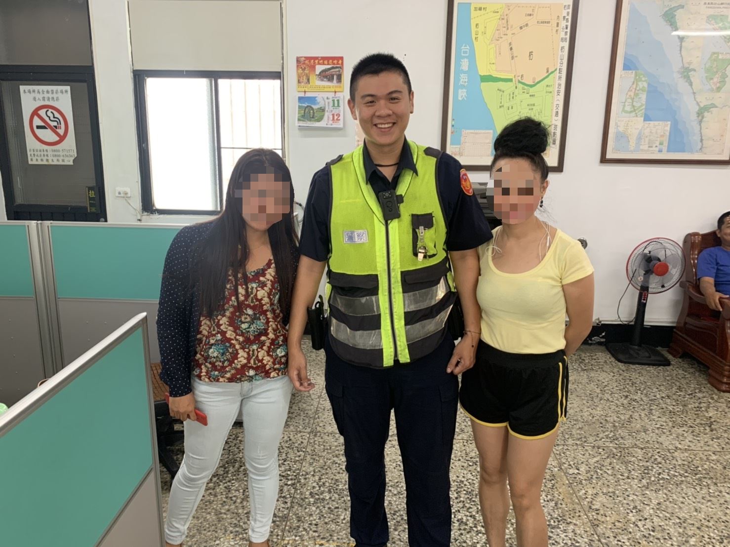 Police help foreign labor getting lost in Fangliao without resident card.