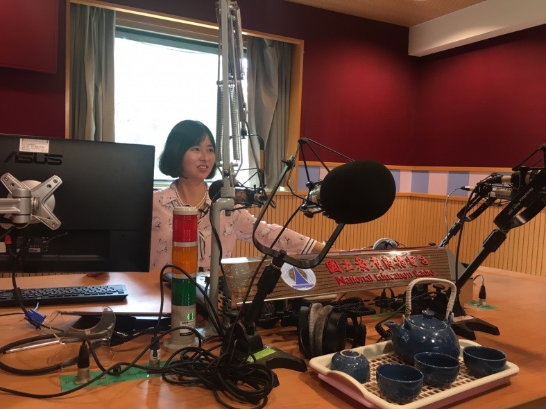 Dai Yan-yu (代延玉), ​​penduduk baru asal Tiongkok yang merupakan pembawa acara radio dari National Education Radio (sumber: NIA)