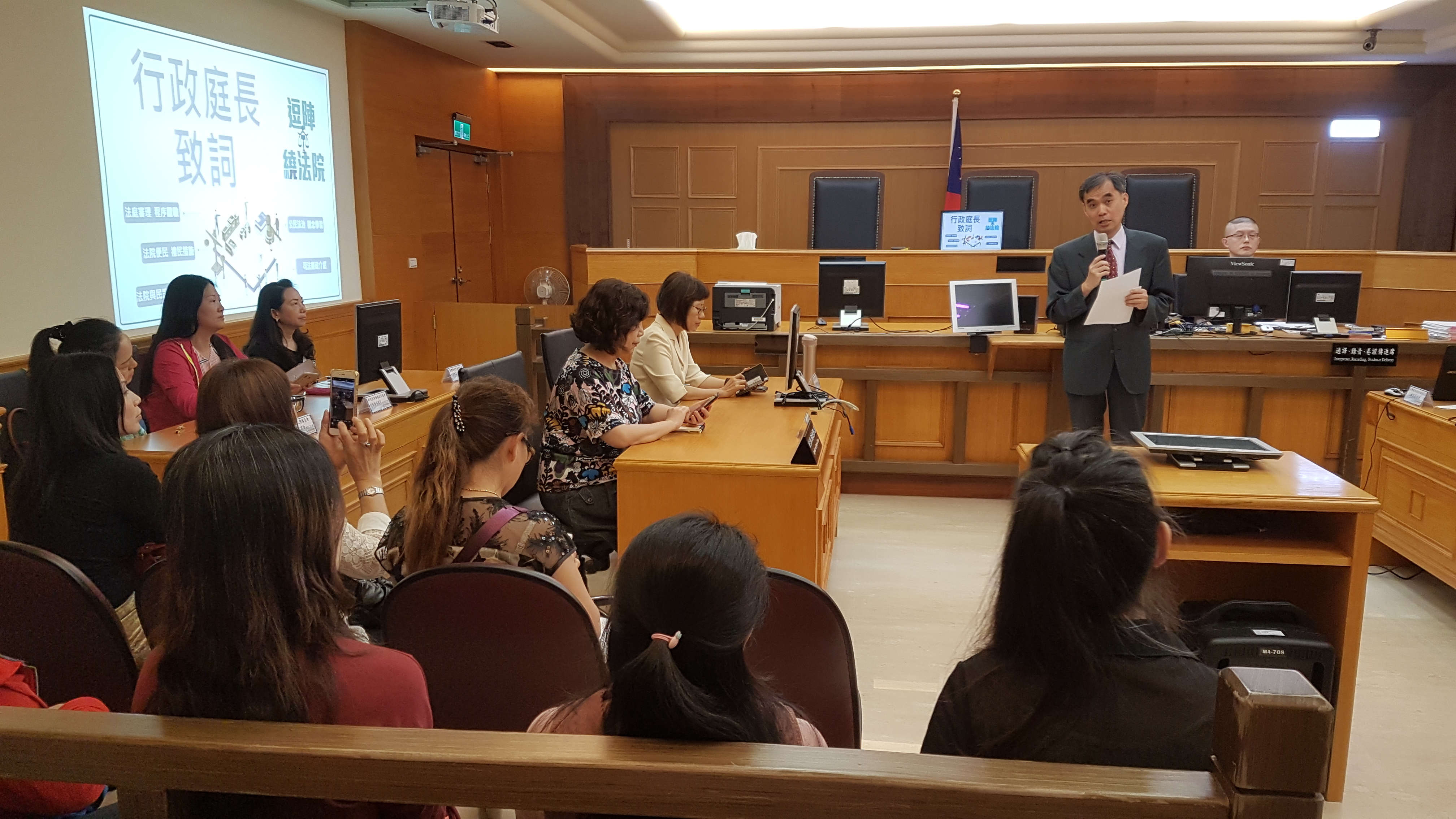 Lin Ruibin (Standing), Executive Director of the Taiwan High Court, welcomes new residents to experience the humanism at the court. Photo / Immigration Department Taipei City Service Station) 