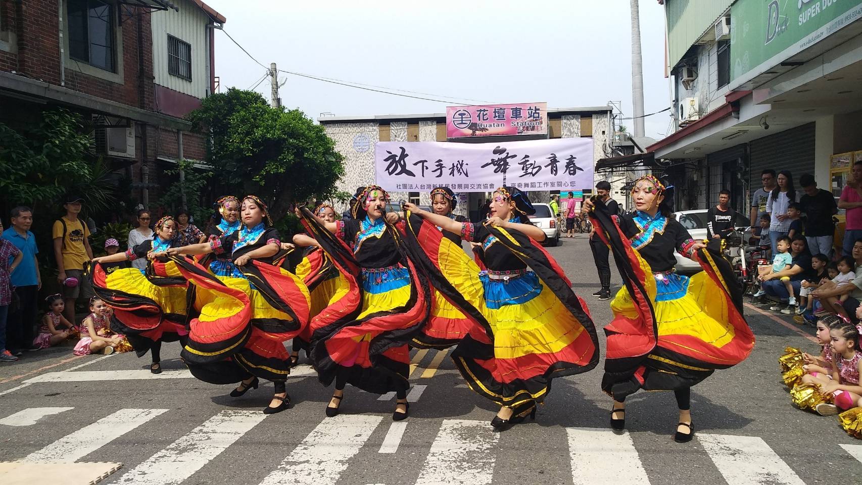 新住民姊妹熱情舞蹈感動旅客。(圖片來源：台灣新移民發展與交流協會)