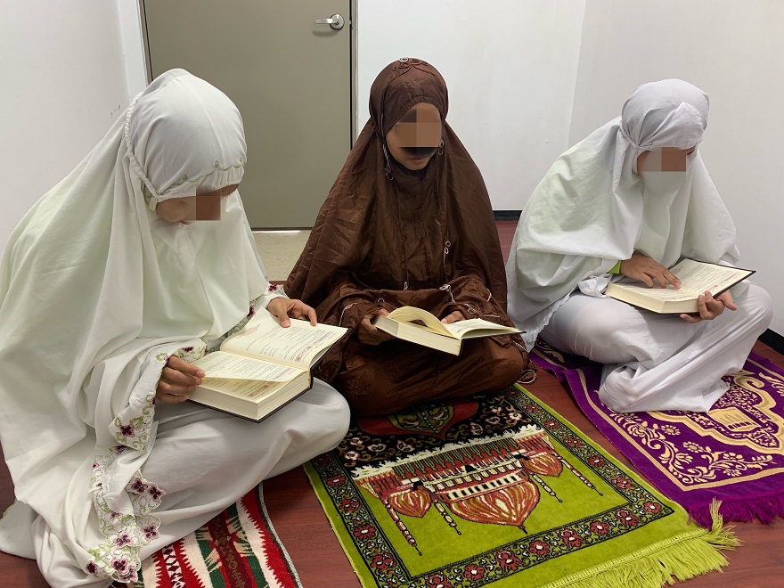 穆斯林信徒在祈禱室進行誦經（圖/ 移民署提供）