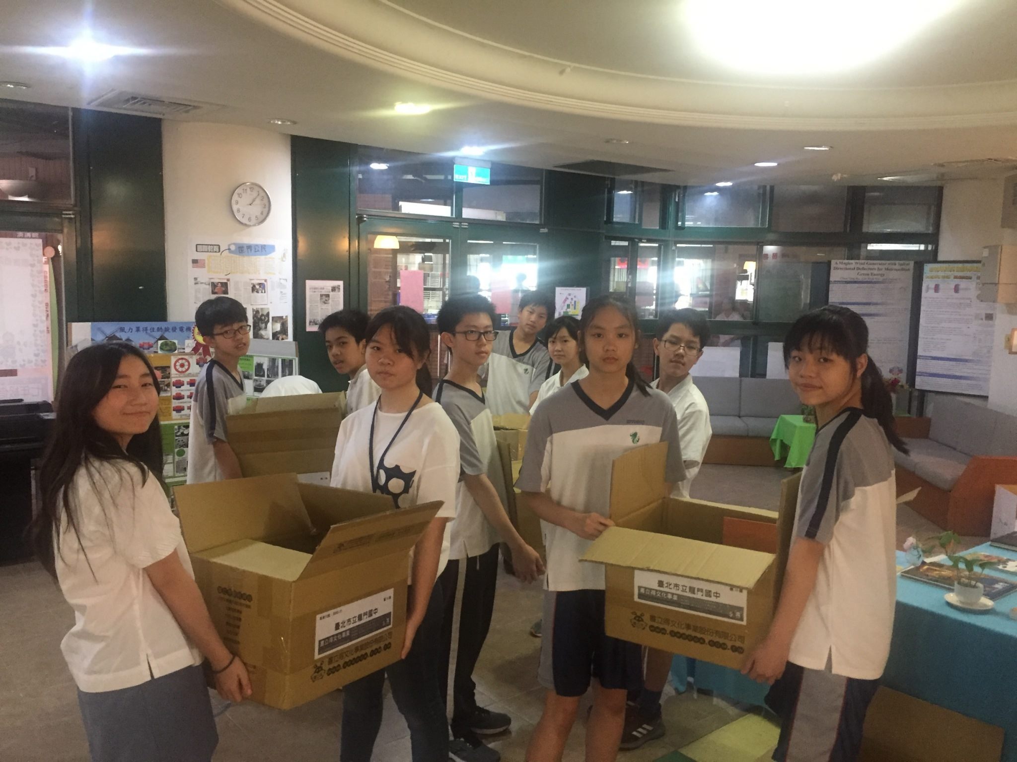 นักเรียนต่างช่วยกันแพคหนังสือใส่ลังเพื่อเตรียมส่งไปเมียนมา (ภาพจาก รัฐบาลกรุงไทเป)