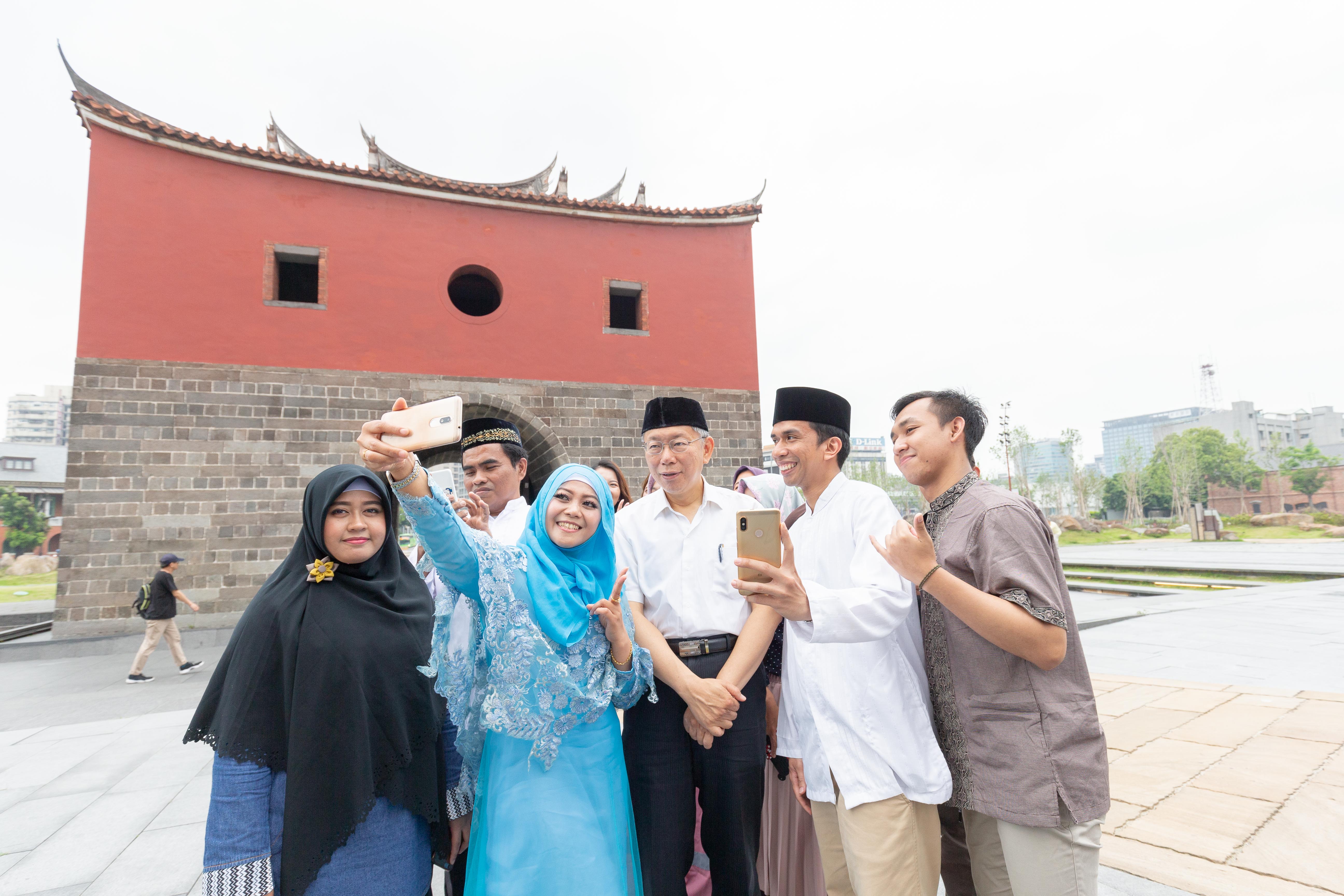 臺北市長柯文哲自備穆斯林的Peci帽，與穆斯林演員開心合照（圖/ 台北市政府）