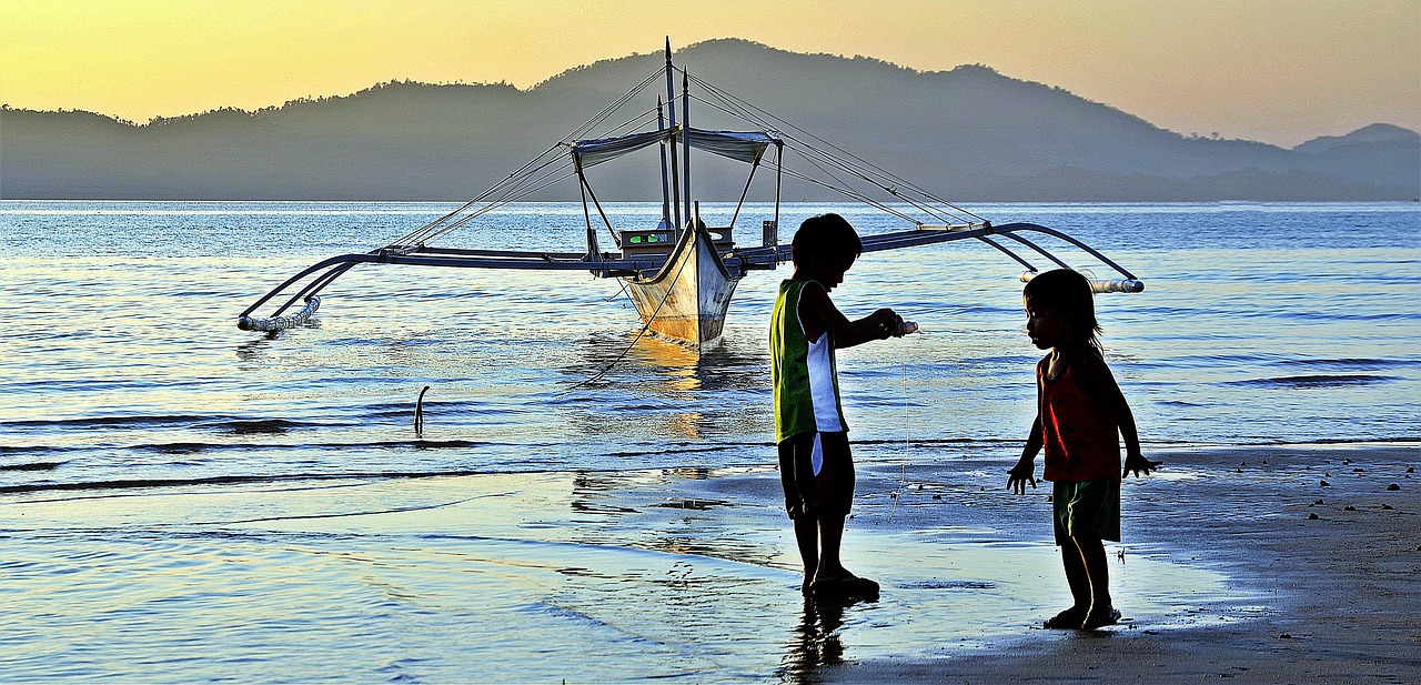 Ilustrasi anak bermain di pantai (sumber: Google)