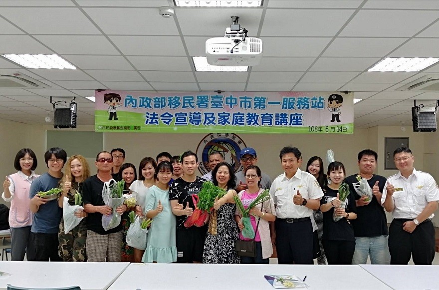 Course on aromatic herbs for multinational families! Source The Immigration Department's First Service Station in Taichung City