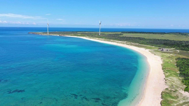 (After being cleaned up, Longmen Back Bay Beach is once again a beautiful crescent of gold sand. (Penghu County Goverment photo))