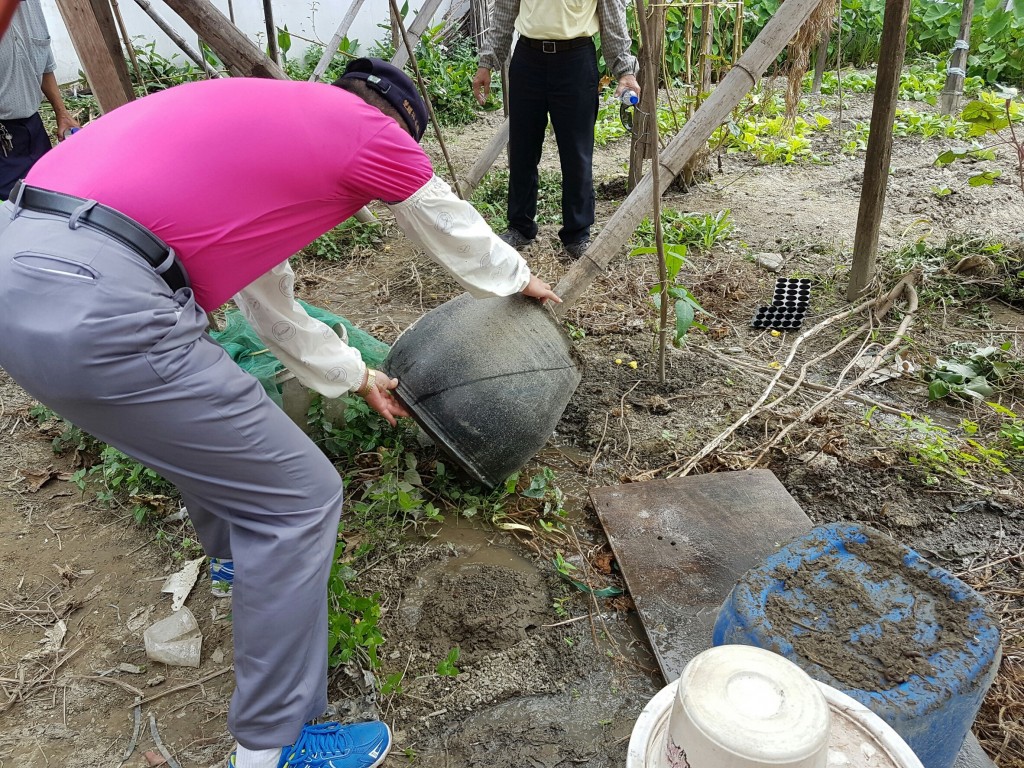 Làm sạch các vật thể chứa nước và không thể để đọng nước. (Hình ảnh từ Sở bảo vệ môi trường)