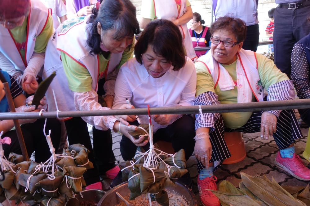 Kegiatan membungkus bacang di Chiayi (sumber: Pemerintah Chiayi)