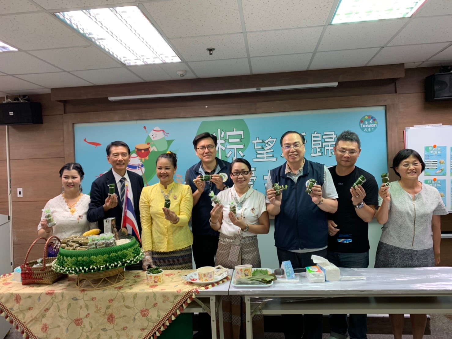 Lin Wan-yi (林萬益), the Director of NIA Taoyuan City Service Station (third from right) and Lin Ze-qian (林澤謙), the director of National Immigration Agency's secretary office (fourth from left) wrapped Thai sweet zongzi with teacher Huang Yi-zhen (黃怡貞) and team from Thai chef Association