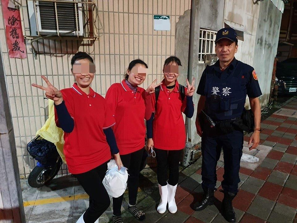 Pekerja migran yang tersesat berfoto bersama petugas kepolisian yang membantu mereka (sumber: Kepolisian Taiwan)